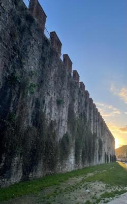 Estate in notturna sulle Mura di Pisa